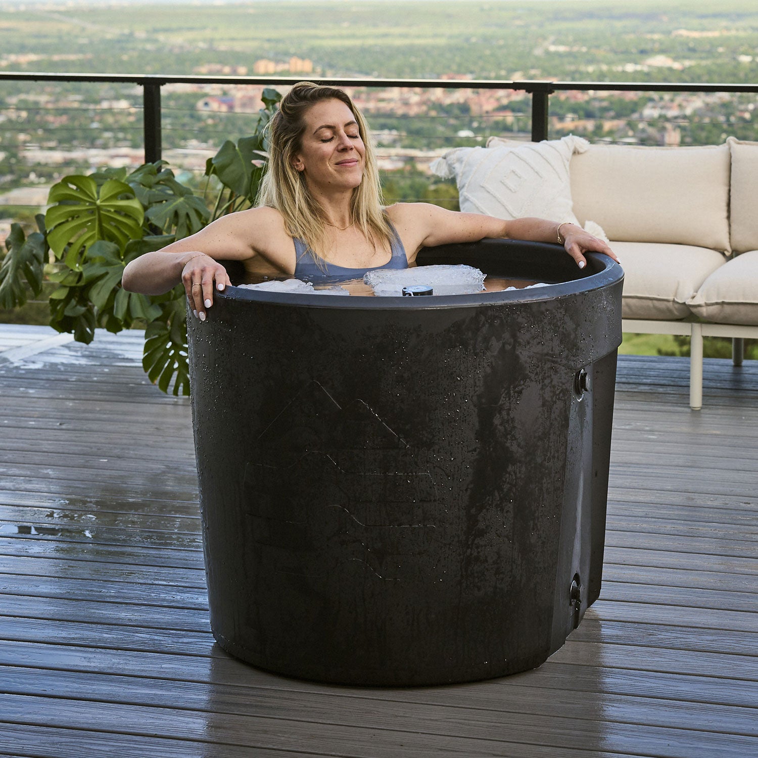 Ice Barrel 300 Woman Cold Plunge